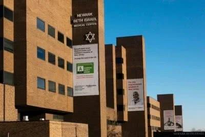 美國(guó) 重災(zāi)區(qū) 護(hù)士網(wǎng)上籌款為同事買防護(hù)裝備,醫(yī)院卻將其停職